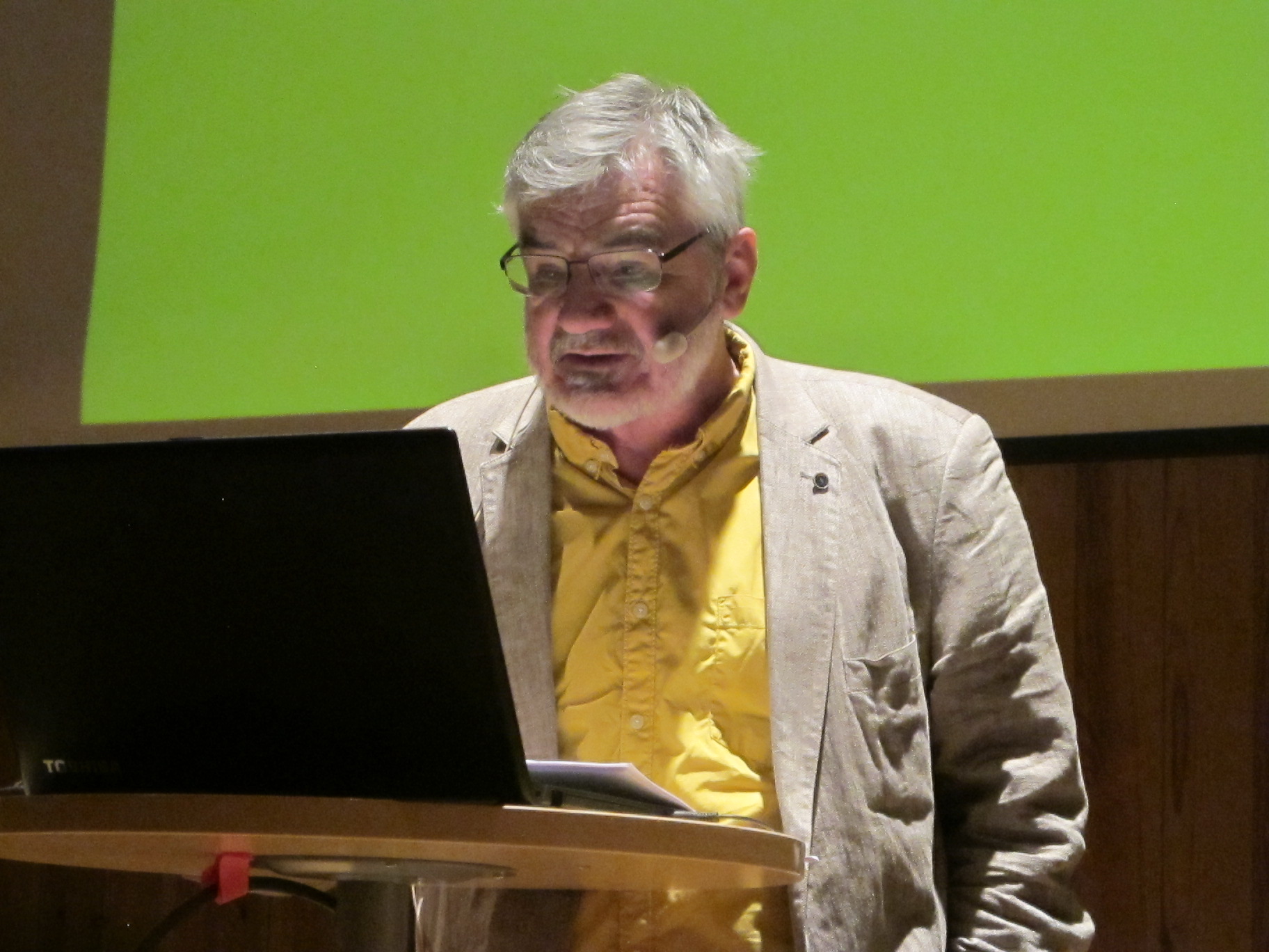 Korta föreläsningar i hörsalen med Kjell Fredriksson som mötesordförande och moderator. Bengt Schüllerqvist om litteraturklubben